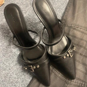 Kitten heels - Säljer ett par svarta pumps från NA-KD. Använt fåtal gånger❣️ säljer pga har svårt att gå i klackar men annars hade jag behållt för de är så snygga och passar perfekt till många outfits! 