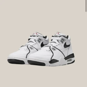 Nike Air sneakers i vitt och svart - Säljer ett par fräscha Nike Air sneakers i vitt med svarta detaljer och röd Nike Air-logga på hälen. Skorna har snörning, rund tå och platt sula. Perfekta för dig som gillar klassisk streetstil och vill ha bekväma sneakers till vardagen. Dem är använda ett fåtal gånger och jätte fräscha