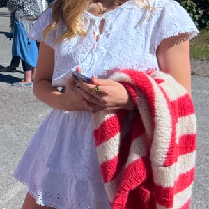 Sommarklänning Meet me there - Superfin vit skolavslutnings klänning från meet me there.  Använd två gånger på skolavslutning och midsommar så i mycket bra skick!!