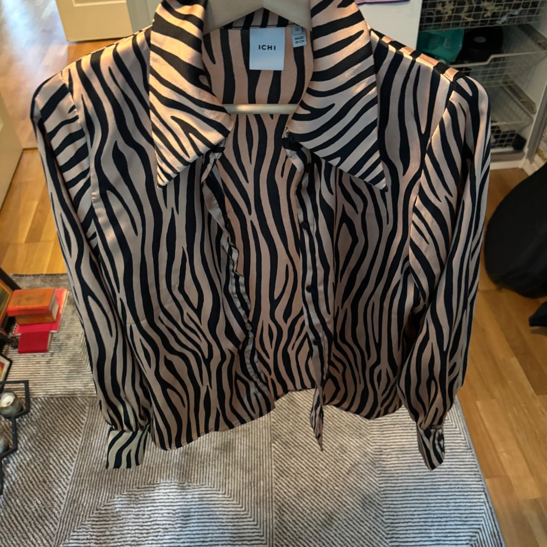 Zebramönstrad blus med knyt från ICHI