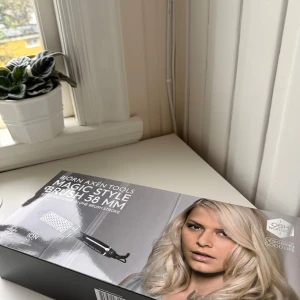 Björn Axén värmeborste 38 mm - En elektrisk stylingborste från Björn Axén Tools med 38 mm rund borste. Perfekt för att skapa volym och blowout. Nu och endast testad, säljes med originalförpackning 