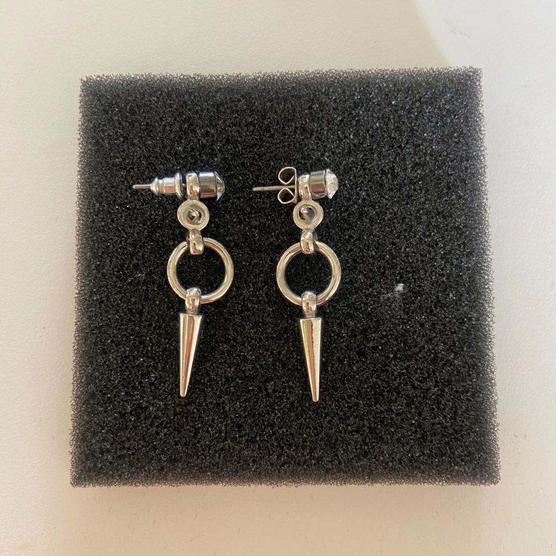 Silvriga örhängen med ring och spetsdetalj - 2