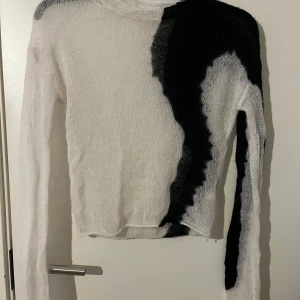 Stickad genomskinlig tröja från weekday  - Säljer denna snygga weekday tröjan, den är helt oanvänd av mig men köpt av en annan tjej på Plick (vet inte hur många ggr hon använt den)🩷 säljer pga den tyvärr är förstor. Hör gärna av er om ni är intresserade🩷