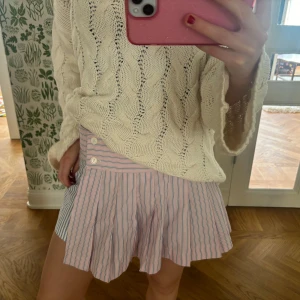 Randig kortkjol från Zara - Säljer en superfin kortkjol från Zara med rosa och blå ränder. Kjolen har tre små fläckar på insidan, men de syns inte när man har den på sig.💕💕