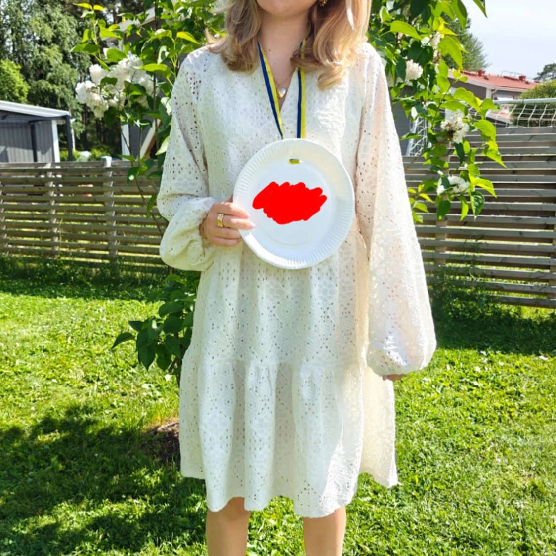 Vit studentklänning med broderade detaljer