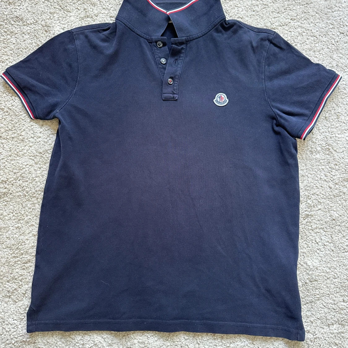 Mörkblå pikétröja från Moncler