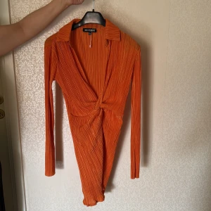 Orange omlottklänning från Missy Empire - Tight och stretchig klänning som är använd 1 gång💕💕