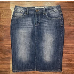 Zara denimkjol - Oanvänd och mid-rise. Vill man ha kjolen som low-waist är det enkelt att vika den🤍 Den är i stl 38/M men passar mig som brukar ha XS-S