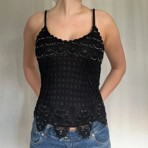Vintage festtopp - Svart vintage virkad topp från Tamvi Fashion med rhinestones 💕