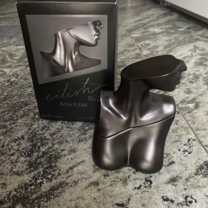 Eilish No. 2 Eau de Parfum 100 ml - Säljer nu min Billie Eilish parfym då den inte kommer till någon användning💗Jag har använt max 5 sprut då den också är väldigt ny. Skriv privat för mer frågor och bilder💗😚pris kan diskuteras
