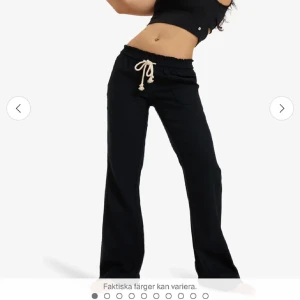 Roxy linnebyxor - Säljer ett par svarta Roxy linnebyxor med vit snörning i midjan. Byxorna har en avslappnad passform och raka/flared ben, perfekta för en sommaren. sparsamt använda och i bra skick! Skriv för fler bilder om ni är intresserade! pris kan diskuteras vill bli av med dem!