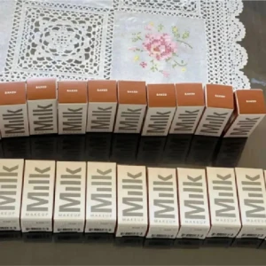 Milk Makeup Matte Bronzer Mini Stick Baked - Milk Makeup Matte Bronzer Mini Stick i nyansen Baked. En krämig bronzer i stickformat som är enkel att applicera och blenda ut. Perfekt för att skapa en solkysst look. Kommer i en smidig förpackning på 6 g.