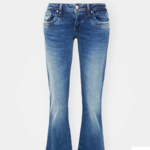 Blå jeans från l.t.b - Säljer ett par supersnygga mörkblå lowwaist bootcut jeans från l.t.b. Jeansen har låg midja, fyra fickor och stängs med dragkedja och knapp. Perfekta till vardags för en avslappnad stil.