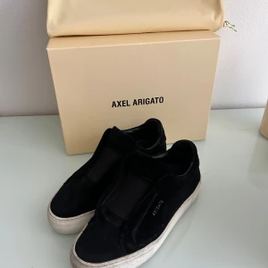 Svarta sneakers från Axel Arigato - Säljer ett par svarta sneakers från Axel Arigato, superfina och endast använda i ca 8 månader! Inga defekter! Svart mocka! Äkta! Man får med skokartongen och påsen till skorna i postningen. Skorna renkörs självklart innan postning om man vill! Skorna är i storlek 36 men passar också som en 37🌺🌸pris kan diskuteras vid snabbt köp! Köpta för 2000. 