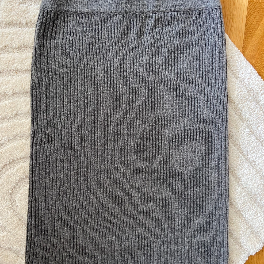 Grå ribbad stickad kjol - 2