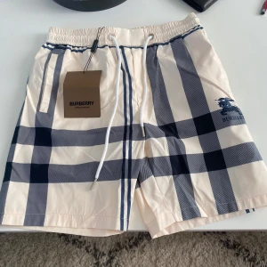 Burberry skjorts - Snygga badshorts från Burberry helt nya dom passar perfekt ifall du är 175-182 cm lång 