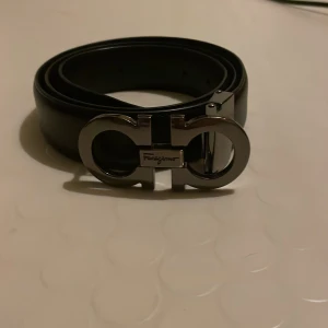 Ferragamo bälte - Snyggt svart bälte från Ferragamo. Bältet är i skinn. Den är dock använd med täcken på användning därav priset. Storlek 42/105. Kom dm för mer info💯🎉