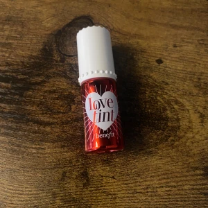 Love Tint från Benefit - Röd flytande tint från Benefit med applikator, perfekt för både läppar och kinder. Ger en intensiv färg och naturlig finish.