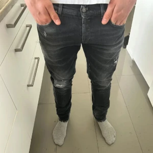 Dondup jeans - säljer dessa as feta svarta dondup george med slitningar (pris kan diskuteras)