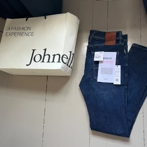 Replay Hyperflex Anbass jeans - Mörkblå Replay Hyperflex Anbass jeans med slim fit och klassisk femficksdesign. Jeansen har stretchigt material för extra komfort och en snygg läderpatch bak i midjan. Perfekta för dig som gillar stilrena och bekväma jeans. Fick i julas och använt dom fåtal gånger! 32/34 med kvitto osv.