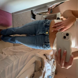  Superfina Low waisted jeans💕 - Jätte fina jeans med fina detaljer💕💕 jag är 159❤️❤️