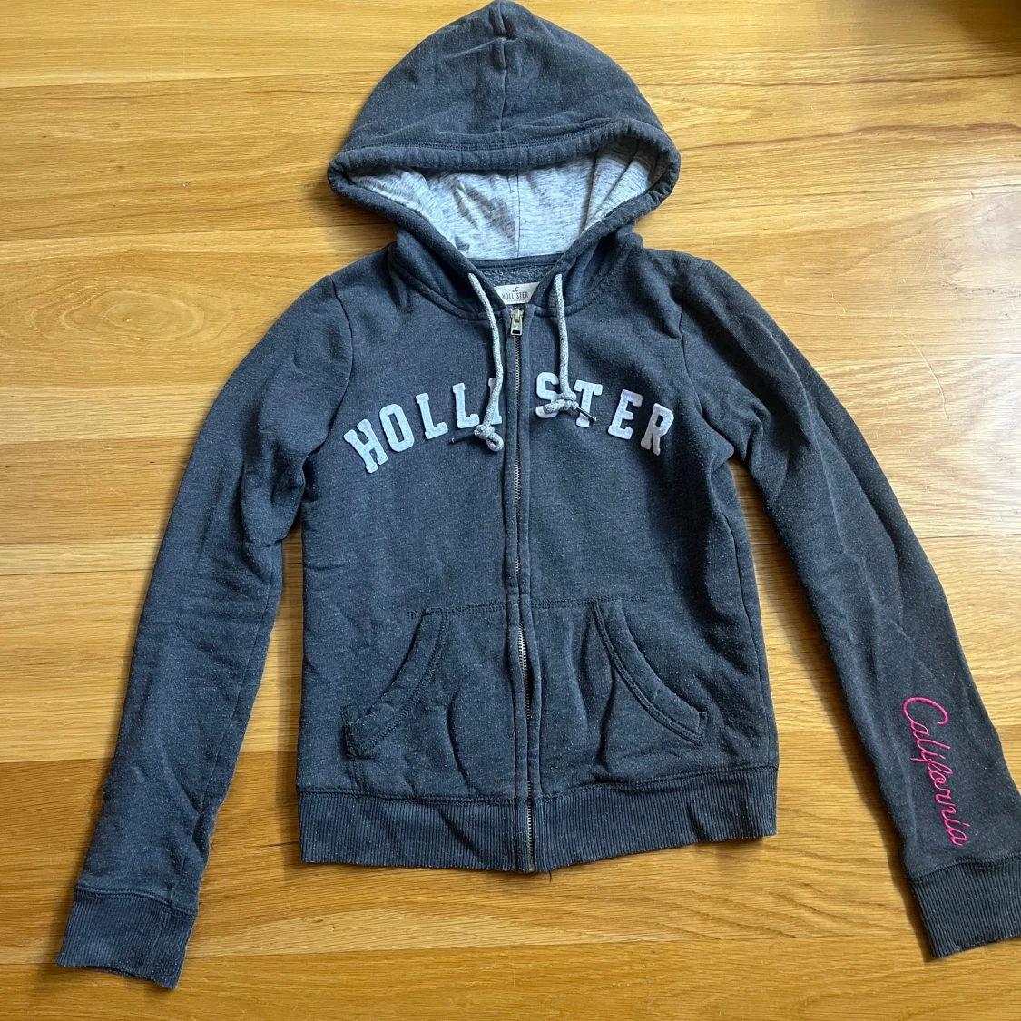 Mörkgrå hoodie med dragkedja från Hollister