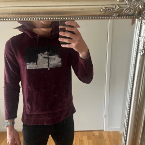 Limitato Hoodie - Hoodie från Limitato i färgen vinröd, strl M, modell 185 cm 80 kg