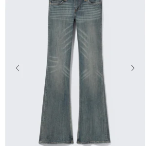 Blå bootcut jeans med låg midja - Säljer ett par blå bootcut jeans med låg midja och klassisk femficksdesign. Jeansen har lätt slitning framtill och vida ben som ger en retroinspirerad look. Perfekta för dig som gillar 00-talsstilen! Nästan aldrig använda. Dom sitter bra på mig, jag är 175