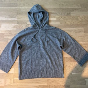 Stickad hoodie - Mysig stickad grå hoodie från Lindex med luva och dragsnören💕💕helt oanvänd 