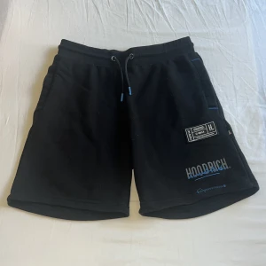 Hoodrich shorts - Använda några gånger, bra skick, säljer dem då jag inte behöver dem längre, kom gärna med bud!