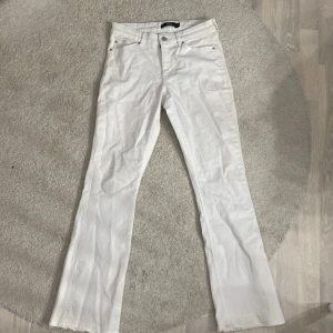 Vita jeans - Snygga bootcut jeans i färgen vit! 🤍storlek 30/30 skulle säga M, säljer för de är inte min storlek! Har gjort de längre där nere! 