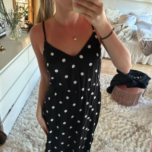 Prickig långklänning - Superfin, har ett litet hål som kan syns med enkla stygn