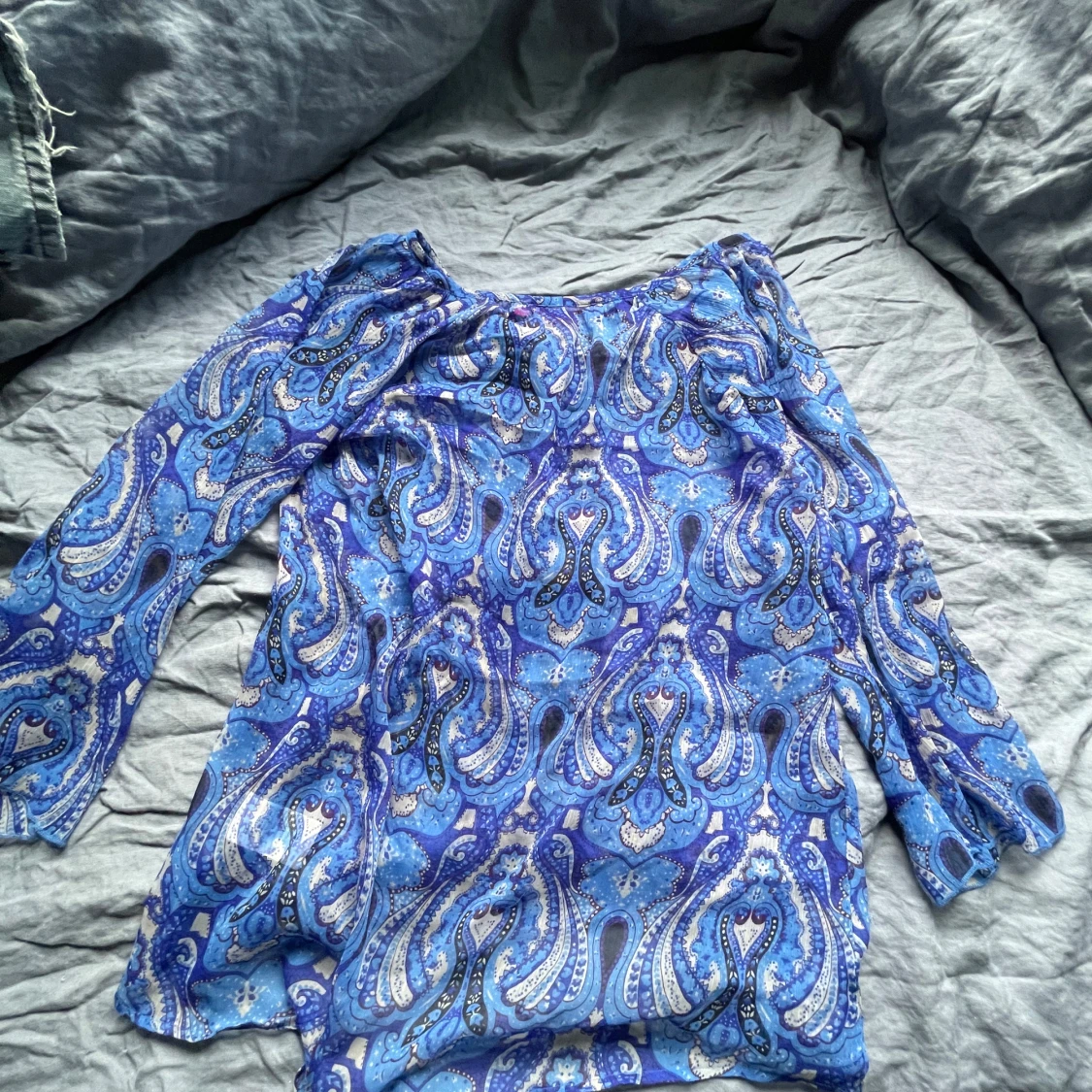 Blå blus med mönster  - 1