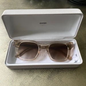 Hej säljer mina chimi 04 ecru jag säljer dom för att jag använder ett anat par solglasögon har haft dem i 2 månader  - Riktigt bra skick
