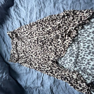 Leopardmönstrad kjol från Amisu - Säljer en snygg leopardmönstrad kjol från Amisu. Kjolen har en mjuk resår i midjan och är tillverkad i ett lätt och följsamt material. Perfekt för dig som vill sticka ut med ett djurmönster.