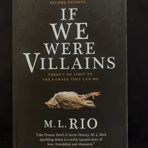 If We Were Villains - Säljer boken 'If We Were Villains' av M.L. Rio. En mörk och spännande roman om teater, vänskap och svek, där sju vänner på en teaterskola dras in i ett mordmysterium. Perfekt för dig som gillar psykologiska thrillers och litterära referenser.
