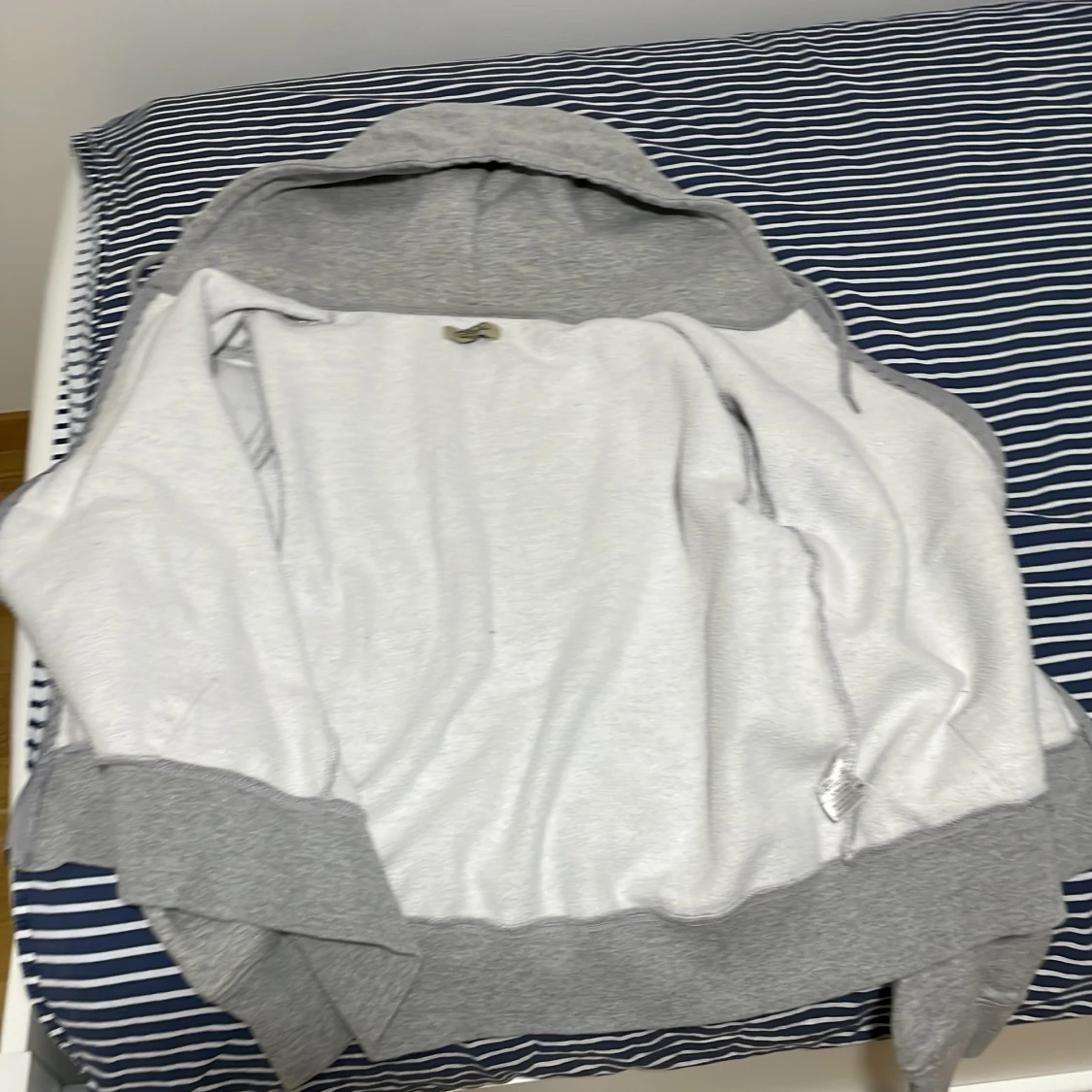 Grå hoodie med dragkedja från Sittia - 3