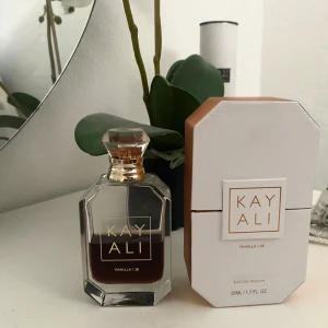 Kayali parfym Vanilla 28 - Hej, säljer en del parfymer från min parfym samling. Däribland denna populära parfym från Kayali i doften Vanilla. Perfekt att använda själv och även till layering tillsammans med andra parfymer.          Nypris 1 129:-  från Sephora, 50ml,  det är ca 40% kvar av parfymen. 💕