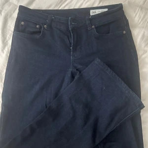 Mörkblå jeansbyxor från Zara - Mörkblå jeans från Zara. Knappt andvända.