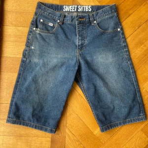 Blå Sweet SKTBS jeans shorts - Blå sweet sktbs jeans shorts, lite slitna se bilder, fråga gärna om mått eller liknande.