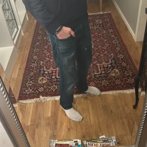 Mörkblå jeans med slitningar - Säljer dessa snygga jack and Jones jeansen med slitningar. Det finns en liten difekt på bakfickan, men det är inget man märker av. Priset står inte skrivet i sten!!!