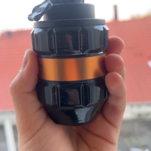 Spicebomb Extreme Eau de Parfum från Viktor & Rolf - Spicebomb Extreme är en herrparfym från Viktor & Rolf med en intensiv och kryddig doft. Flaskan är formad som en svart granat med en metallisk guldfärgad ring runt mitten. Perfekt för dig som gillar kraftfulla och unika dofter.