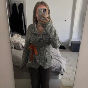 Mönstrad kofta från Odd Molly - Grå och vit stickad kofta från Odd Molly. 