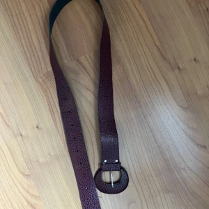 bälte - mörklila bälte med svarta prickar .