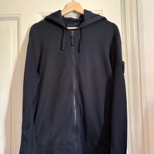 Stone Island zip-hoodie - Säljer denna schyssta hoodien eftersom den inte kommer till användning längre. Nypriset var 3300 kr (köpt i Italien på officiell Stone Island butik, men har ej kvitto). Har inga skador eller fläckar👍Tröjan är äkta och priset gå att diskutera. 