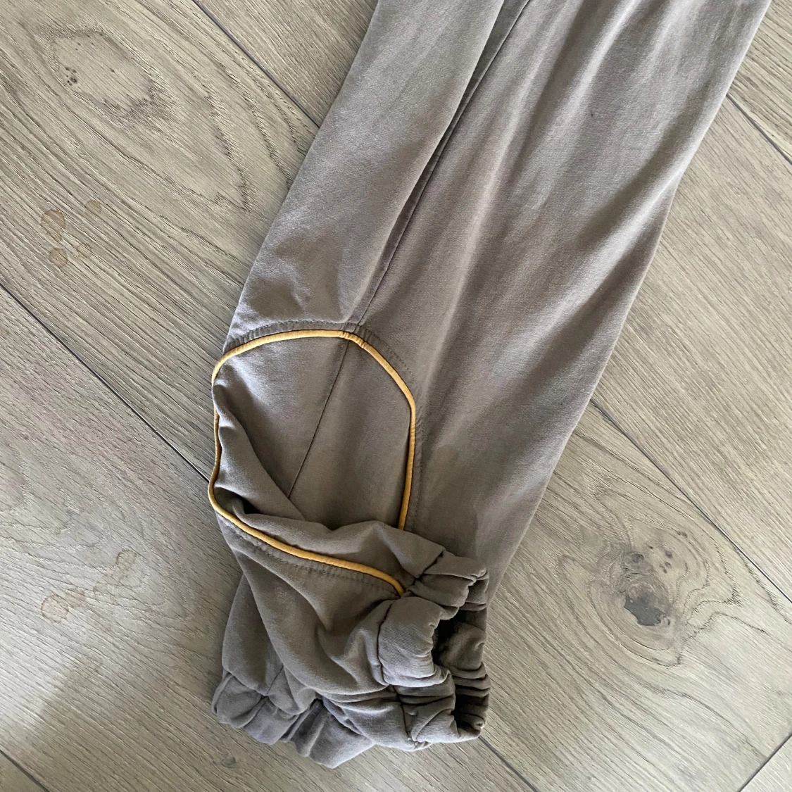 Beige mjukisbyxor med gula sömmar från KV - 1