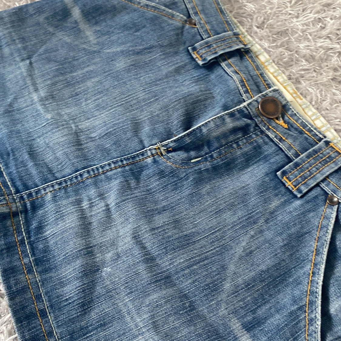 Jeanskjol med broderade bakfickor - 2