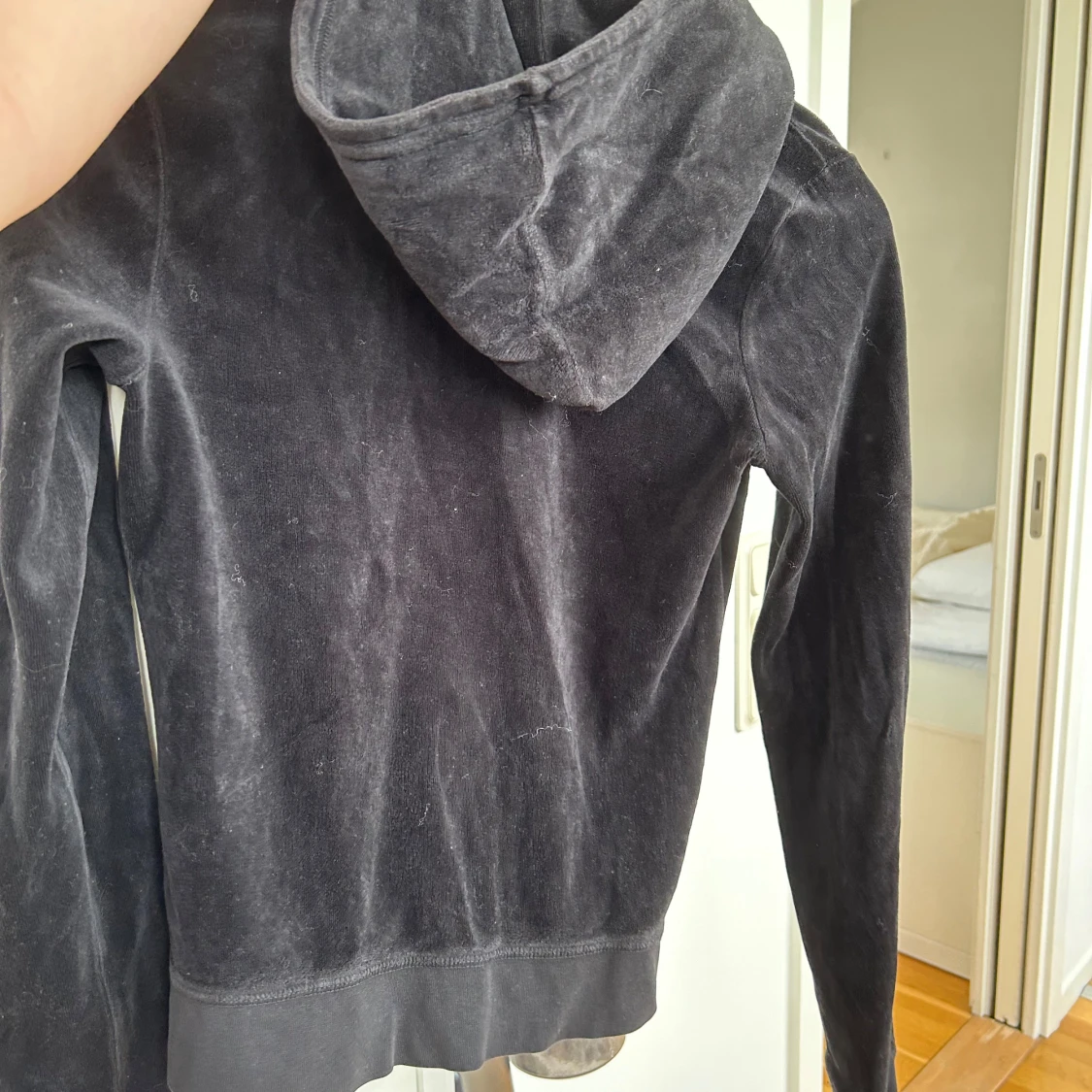 Svart velour hoodie från Juicy Couture - 1