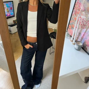 Svart kavaj från hm - Säljer en svart kavaj från Hm med klassisk passform och långa ärmar. 