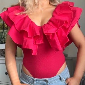 ZARA body - säljer denna OTROLIGA bodyn från Zara!! inte den virala men denna är helt galet snygg, mörkare rosa och säljs inte på Zara längre ❤️‍🔥❤️‍🔥 pampig med de stora volangerna🤩🤩😍😍